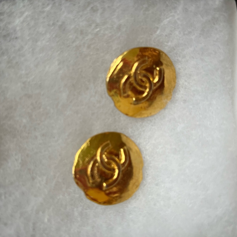 Chanel Clip on earrings. Excellent vintage condition.